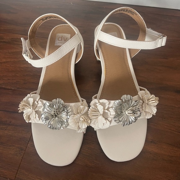 NWOT DV by Dolce Vita Girls White and Silver Flower Ankle Strap Sandals-Size 3 - Picture 1 of 9